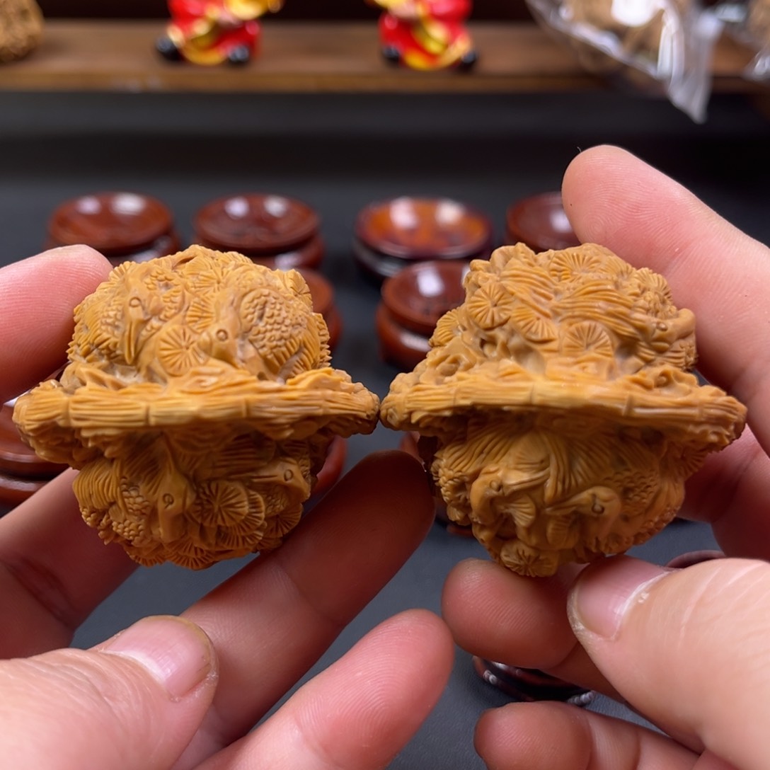 文玩核桃把件松鹤延年手雕