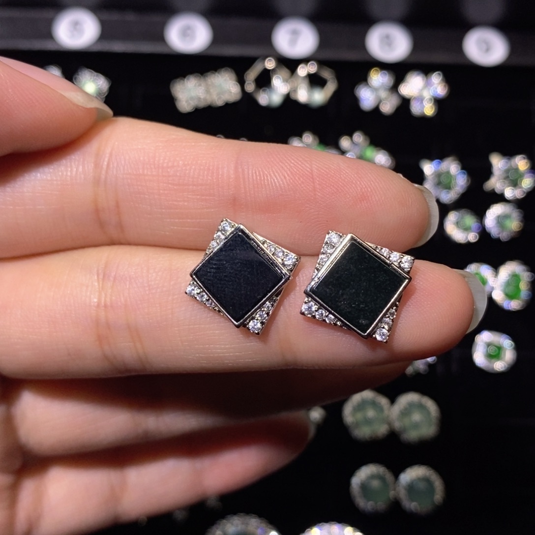 约***的翡翠未镶嵌颈饰天然