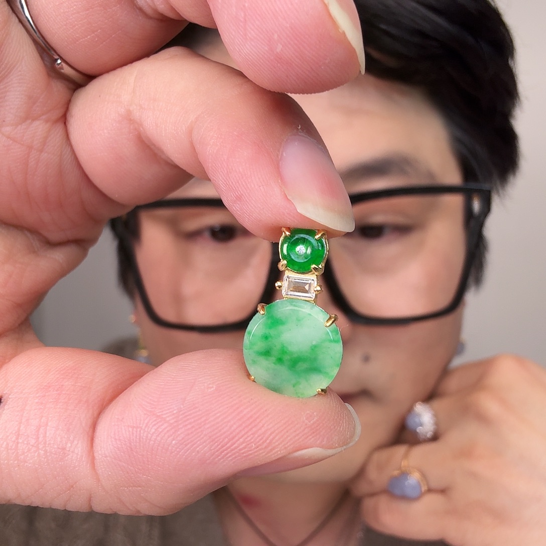 翡翠未镶嵌颈饰一件
