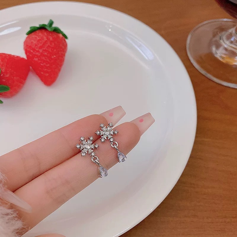 铜合金耳饰 雪花耳钉轻奢高级感小众气质耳环独特绝美耳饰女K657