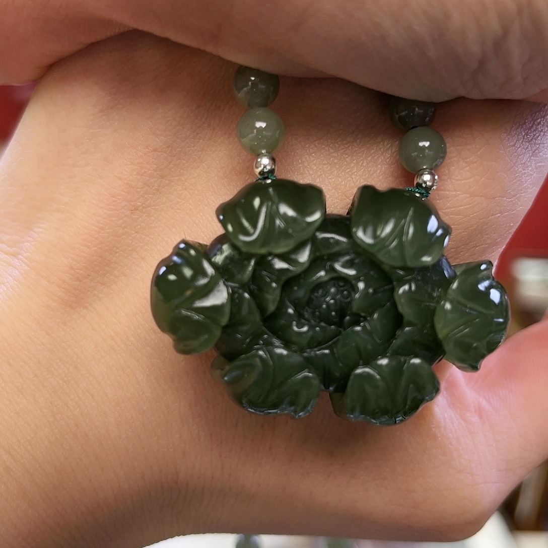 和田玉颈饰未镶嵌牡丹