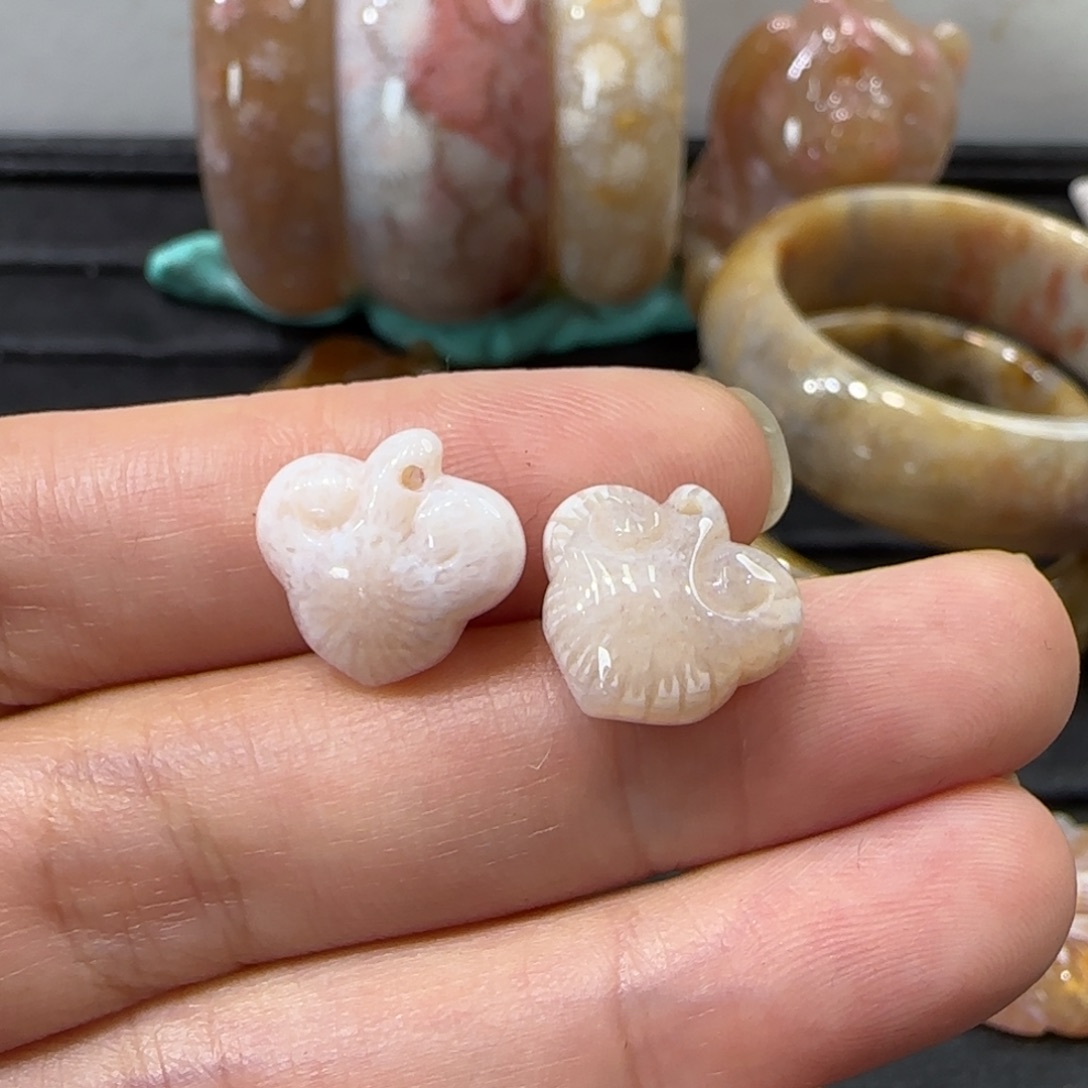 硅化玉未镶嵌颈饰如意