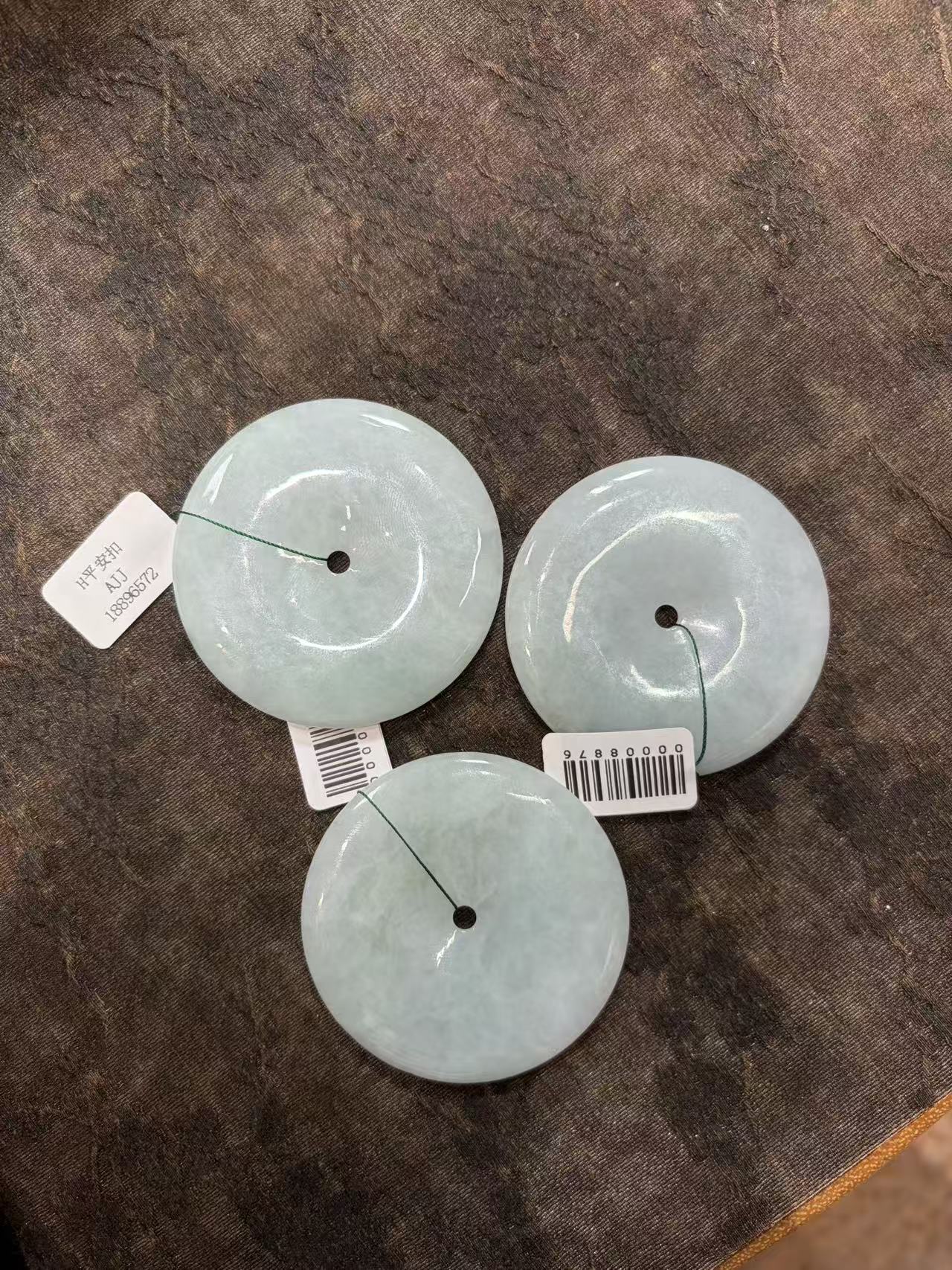 天然缅甸A货翡翠（平安扣）多样性发其一