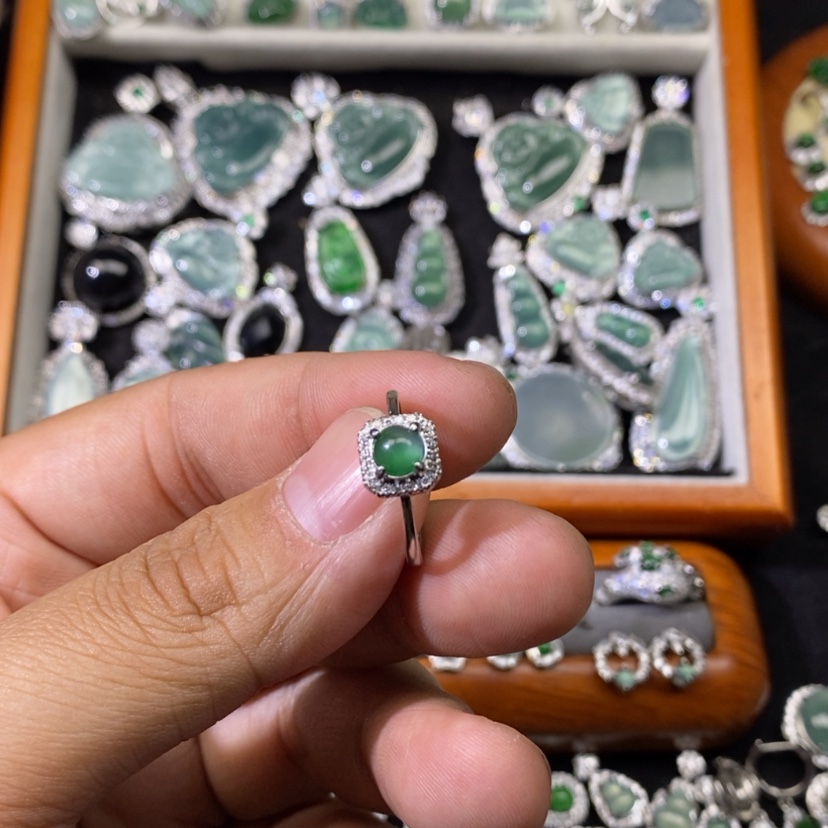 【闪购商品】翡翠颈饰未镶嵌遥**河天然