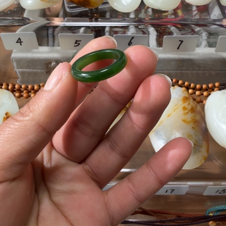 和田玉颈饰未镶嵌正宗俄碧七号矿菠菜绿戒指11圈口黑点