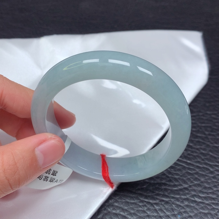 翡翠手镯未镶嵌。