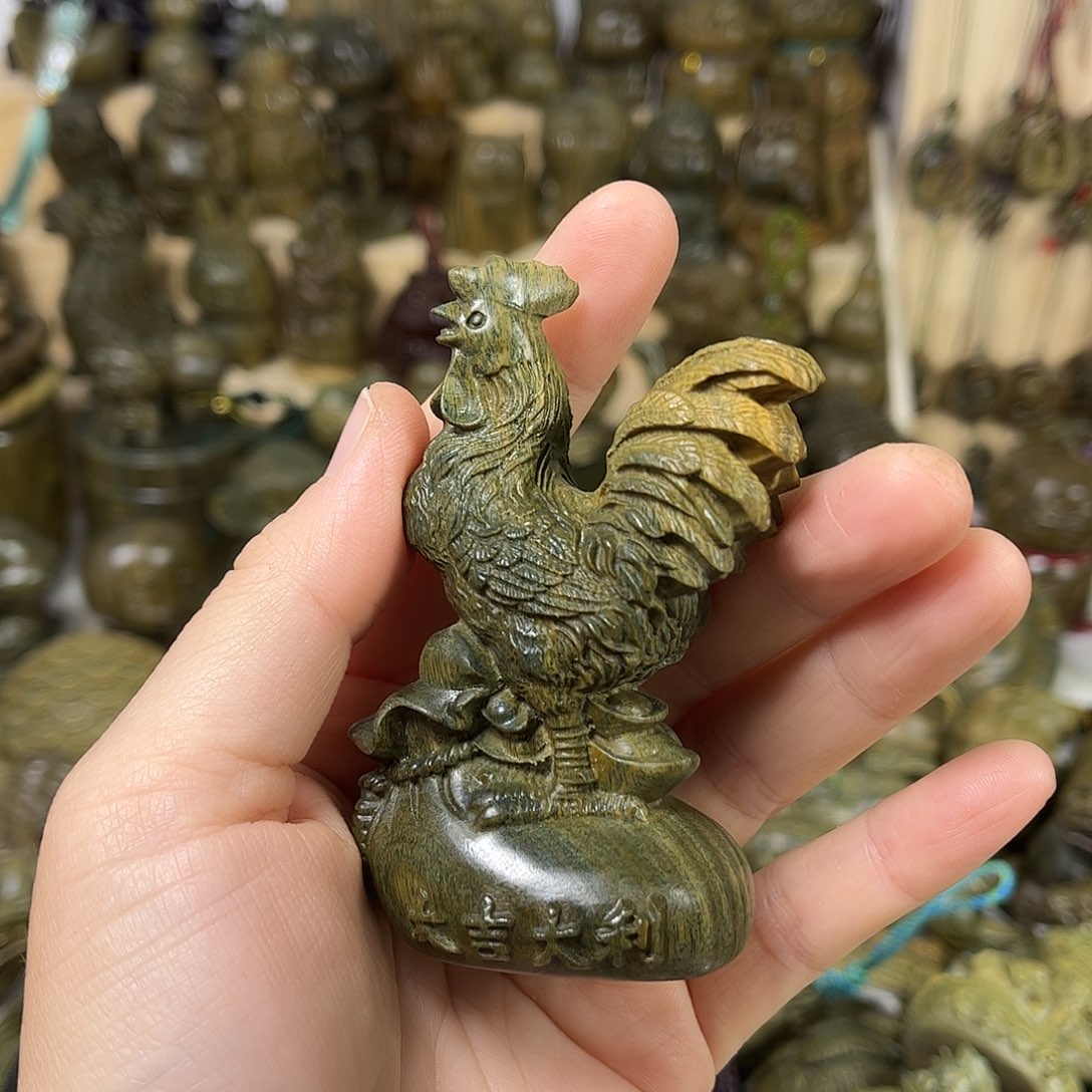 维腊木（绿檀）还****嘻鸡摆件