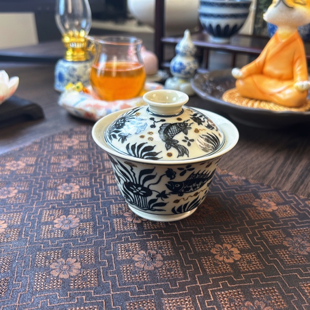 Q105[甄晨窑]景德镇手工手绘釉里金鱼藻马蹄盖碗—盖下120ml