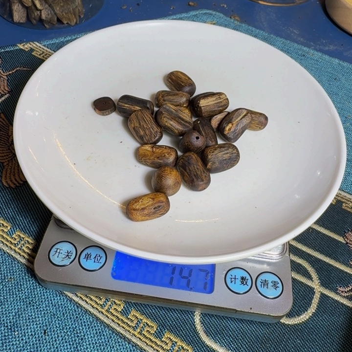 鱼***龍木木手工艺品绿棋红骨凹身散珠14.7克