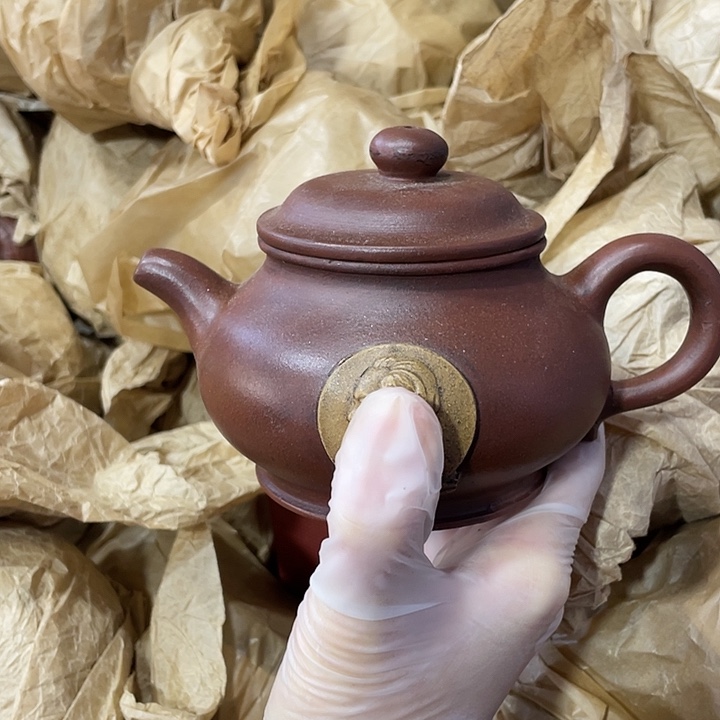 紫砂茶壶原矿泥料，手工制作的一把紫砂壶。