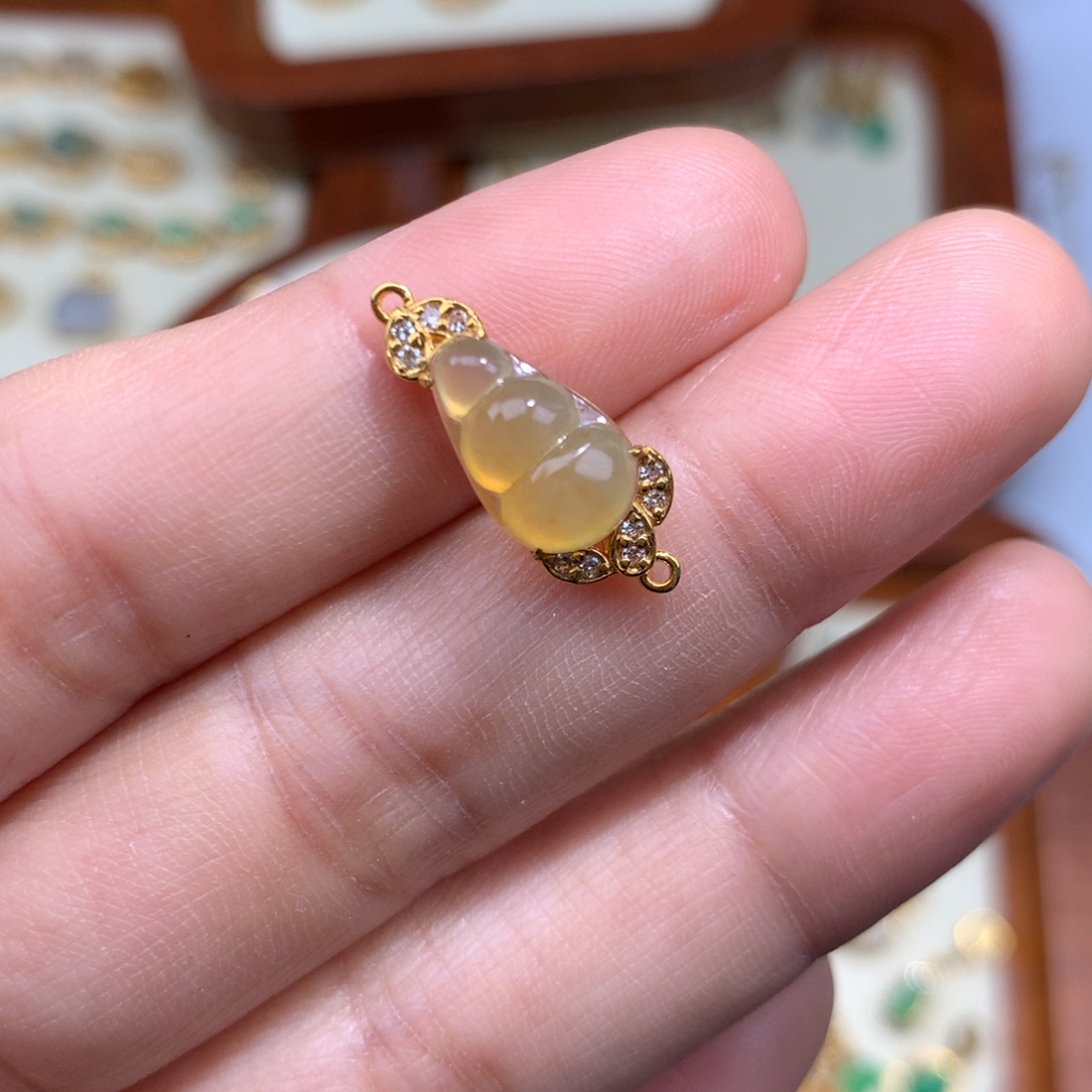 翡翠18K金镶嵌毛衣链福豆