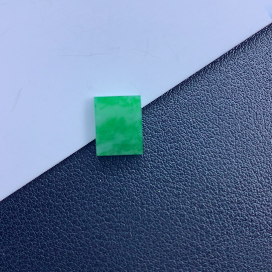 翡翠颈饰未镶嵌无事牌