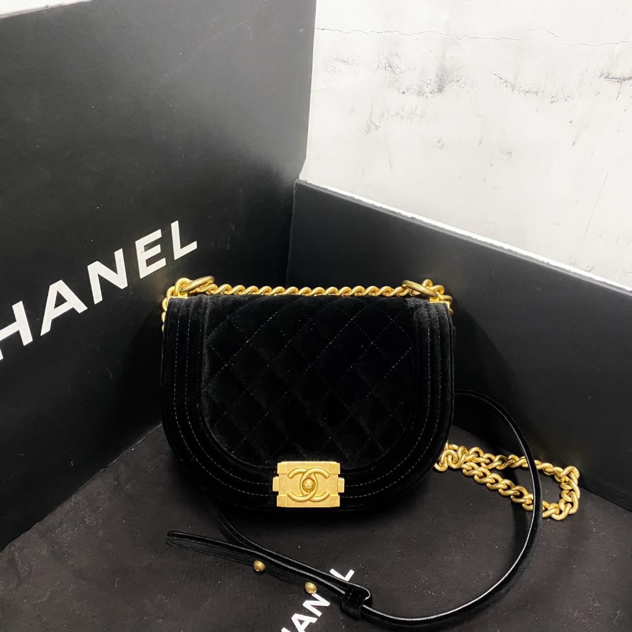 99新 Chanel/香奈儿    香奈儿黑金绒布半圆包芯片