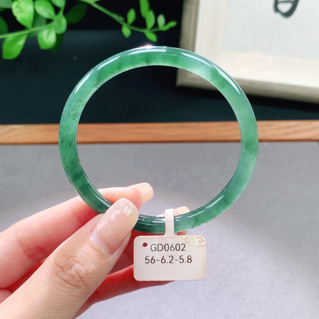 翡翠手镯未镶嵌天然翡翠