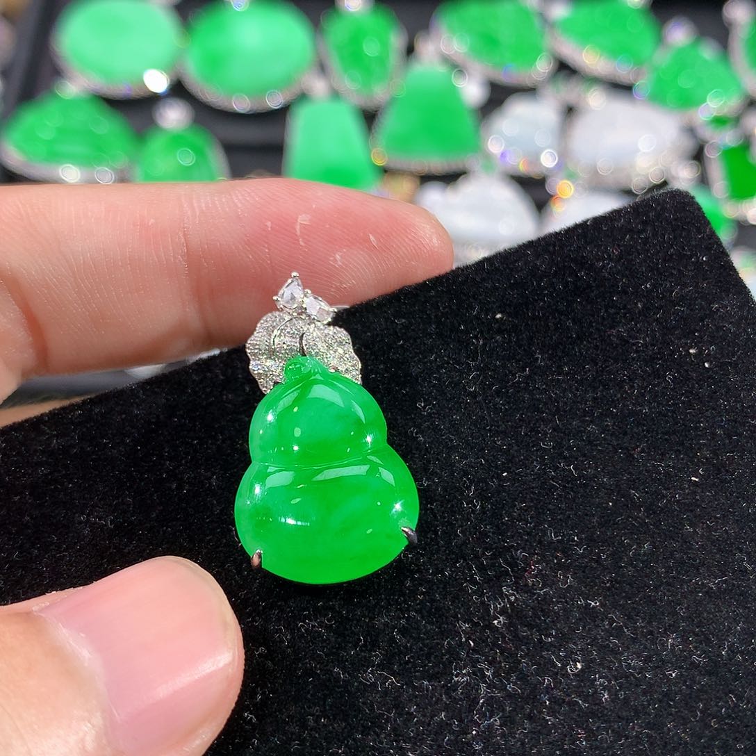 翡翠18K金镶嵌颈饰