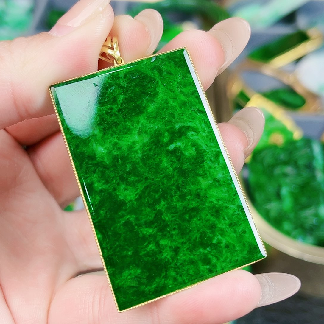 翡翠颈饰18K金镶嵌吊坠