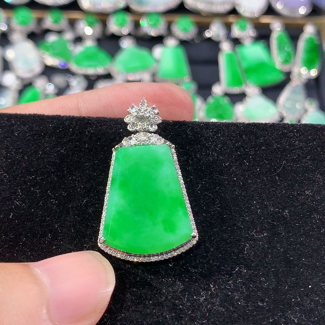 翡翠18K金镶嵌颈饰