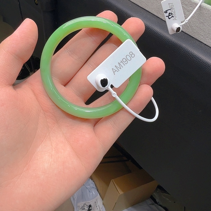 贝***拉未镶嵌手镯和田玉（碧玉）