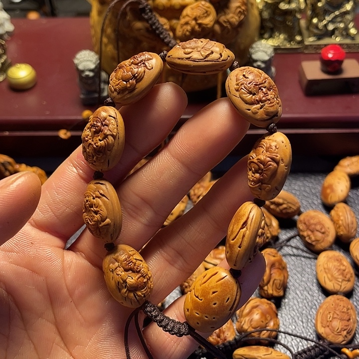 大桃核雕刻瑕疵财神