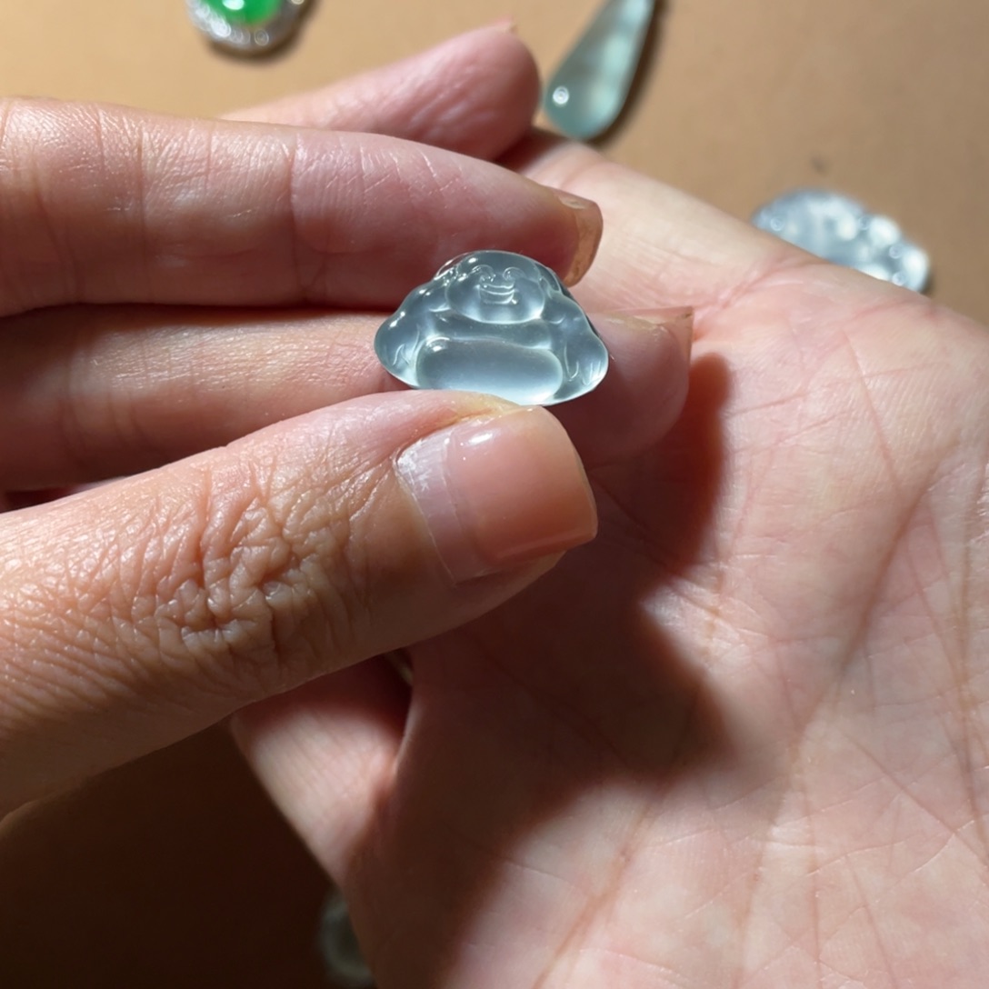 翡翠颈饰未镶嵌佛公