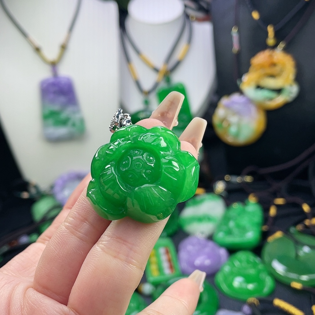 翡翠未镶嵌吊坠(赠链)