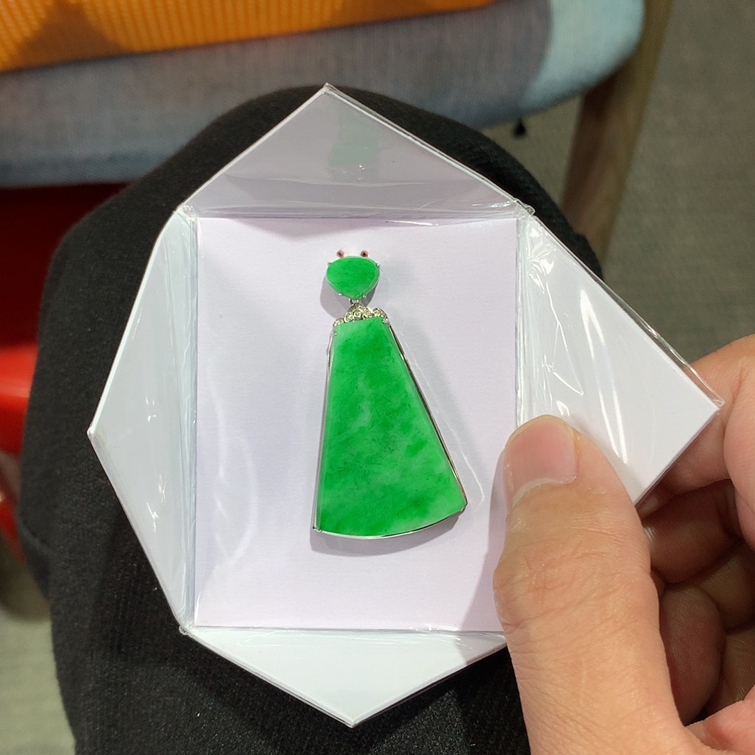 翡翠吊坠(赠链)18K金镶嵌