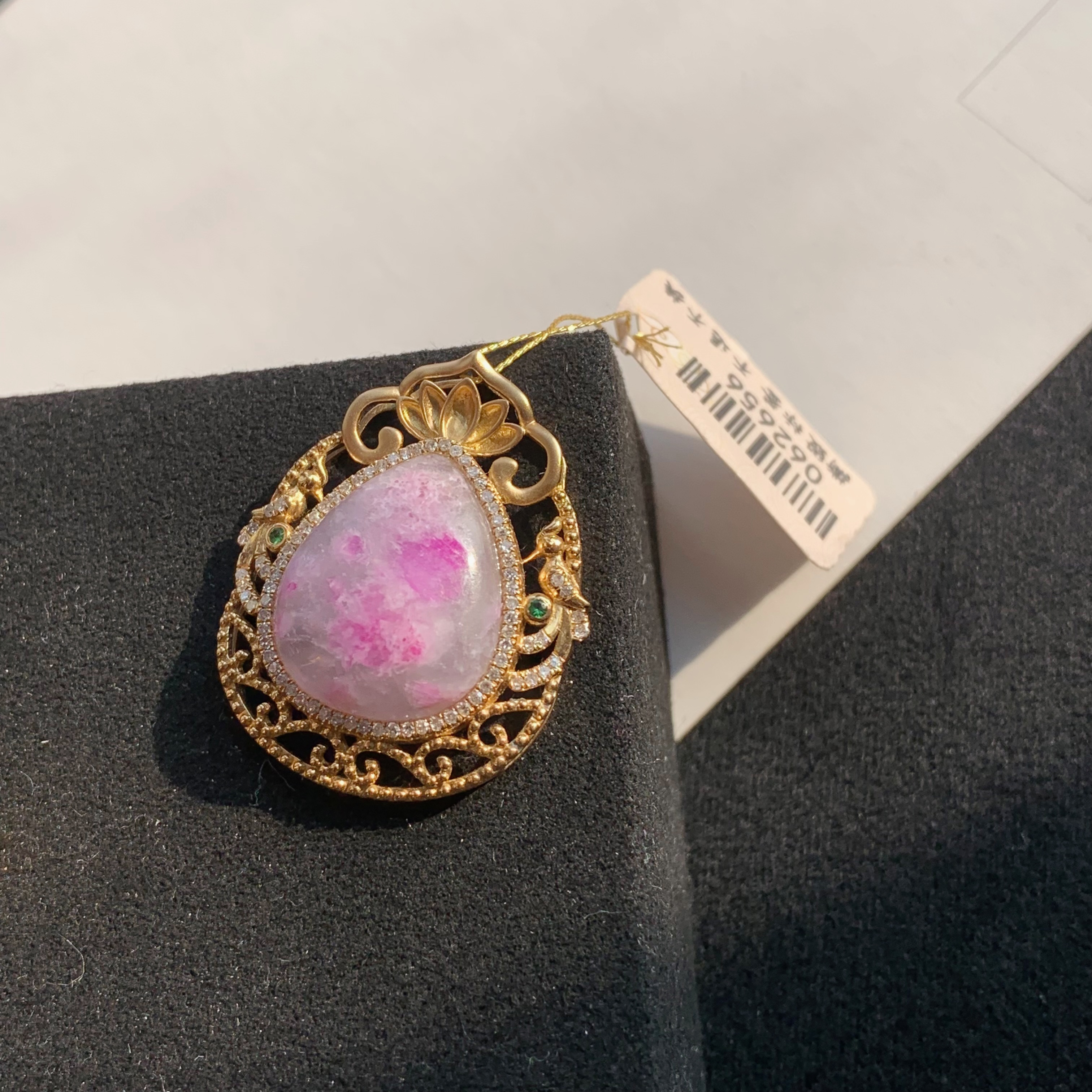 【推荐】18k金镶嵌冰飘樱花舒俱来吊坠29mm*23mm*8mm/S062656