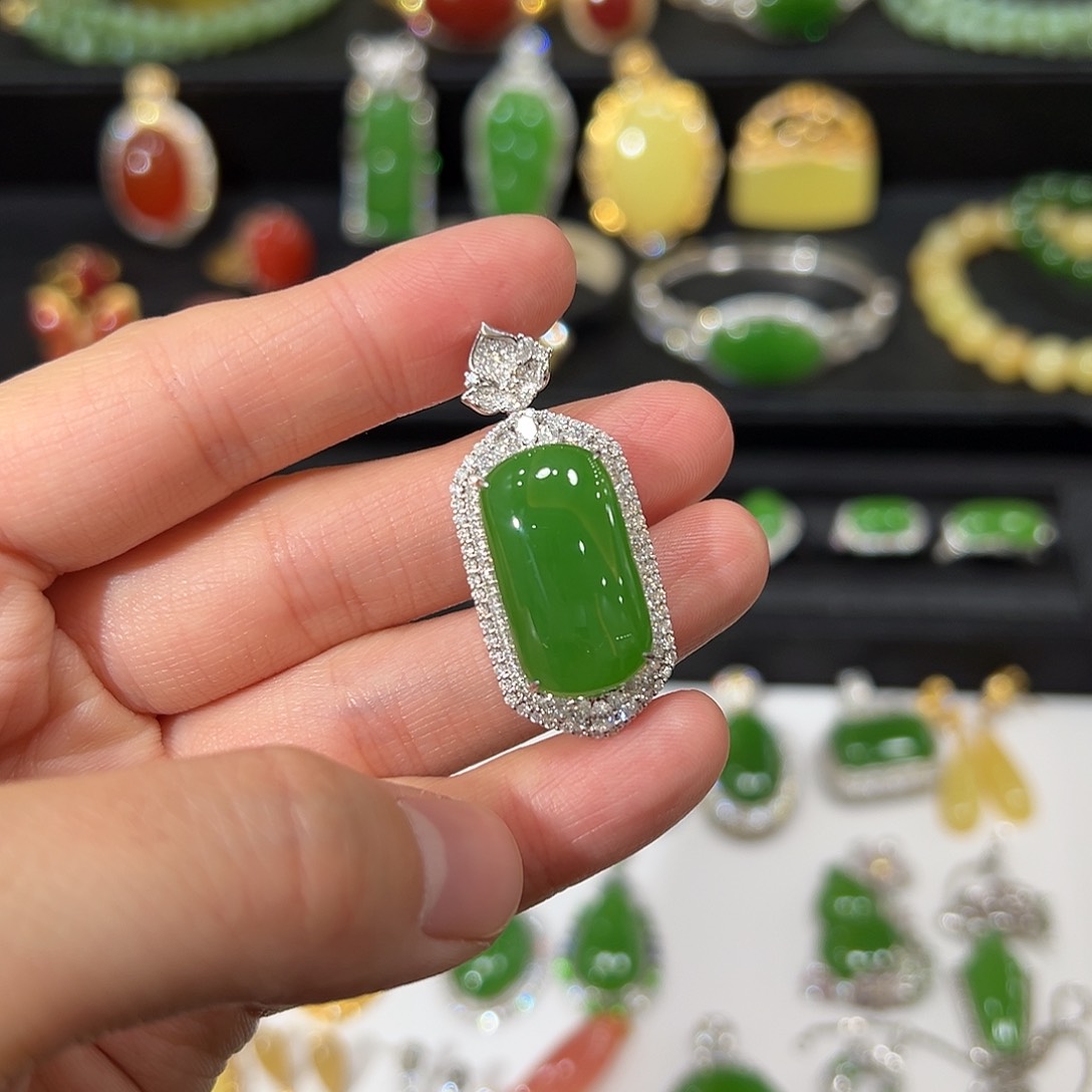 颈饰18K金镶嵌和田玉Q*