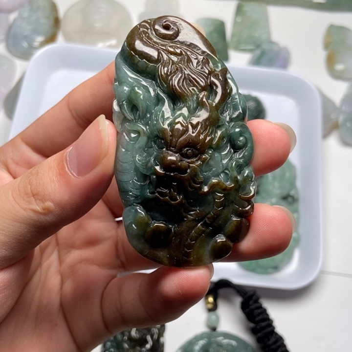假***如翡翠未镶嵌颈饰龙