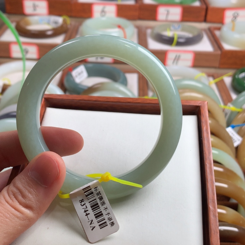 【闪购商品】和田玉手镯未镶嵌58