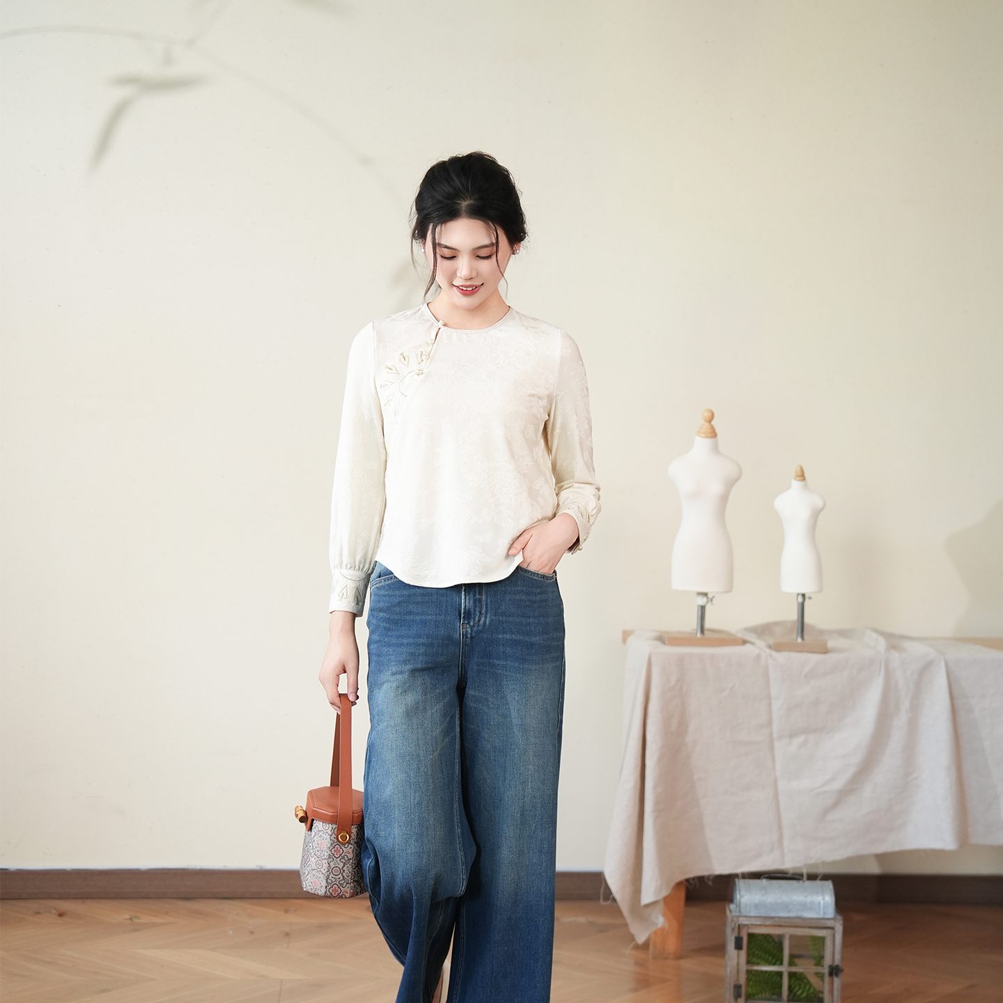 布符「蜜白蝴蝶提花偏襟刺绣上衣」2025年秋季新品慵懒长袖MQZZSY3