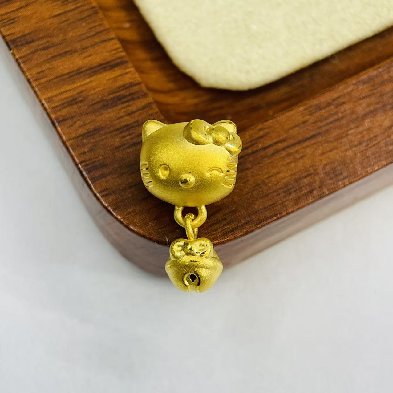 辉通黄金足金999--kit招财铃铛猫DP2725-01180