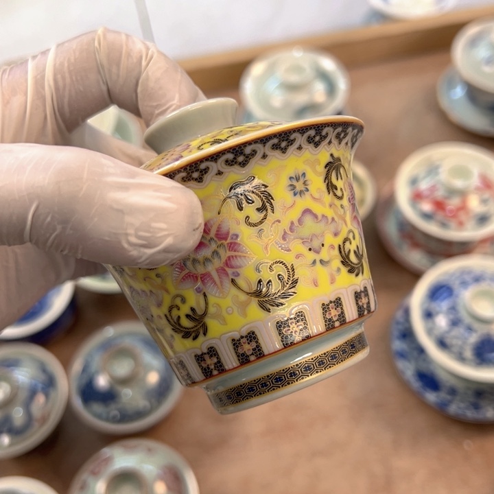 瓷片珐琅彩缠枝莲马蹄盖碗