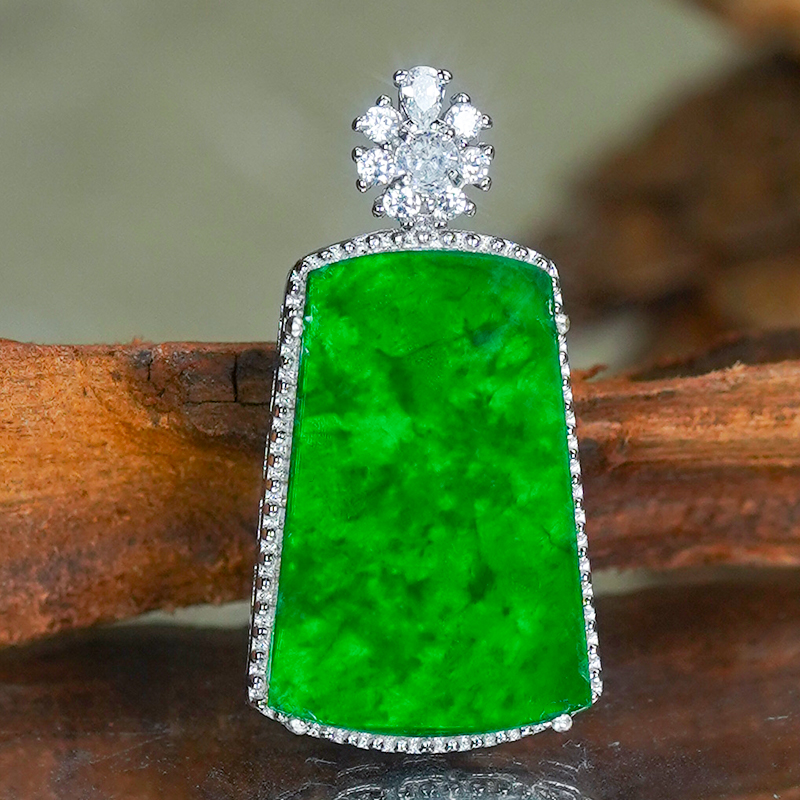 天然翡翠无事牌玉坠翡翠S925吊坠精致大气飘辣阳绿翡翠扇形吊坠