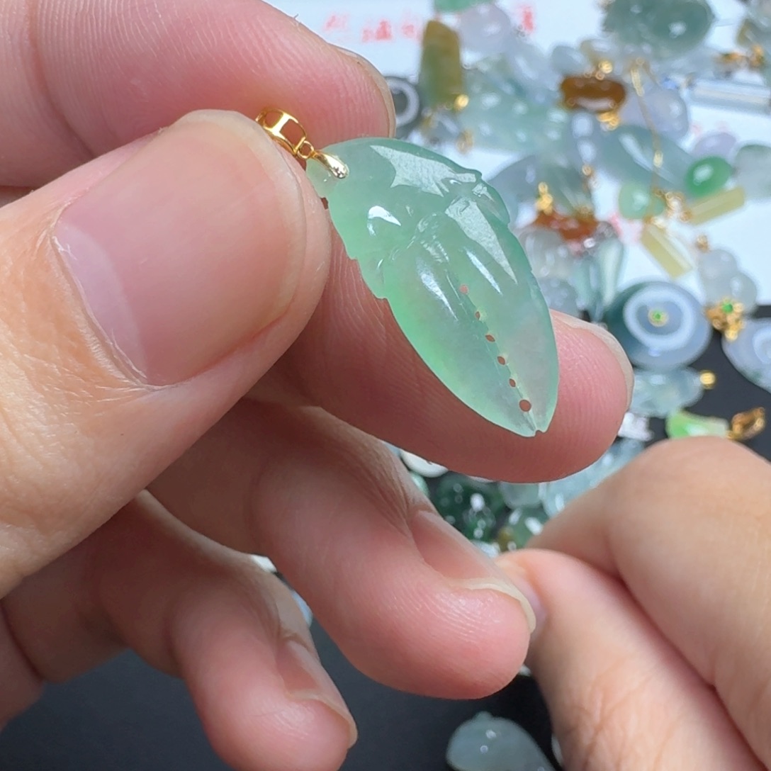 翡翠18K金镶嵌颈饰蟹钳