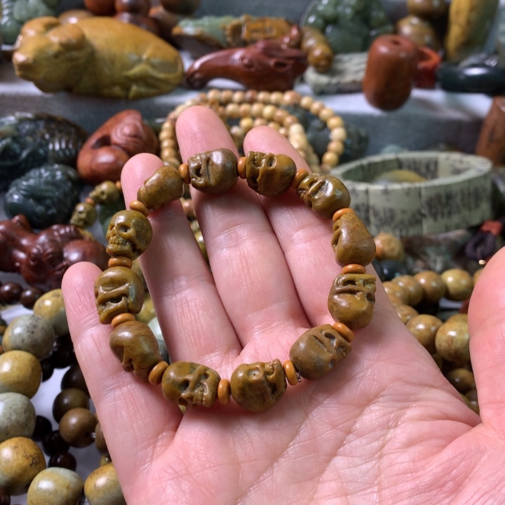 未镶嵌岫岩河磨玉（透闪石质玉）把件