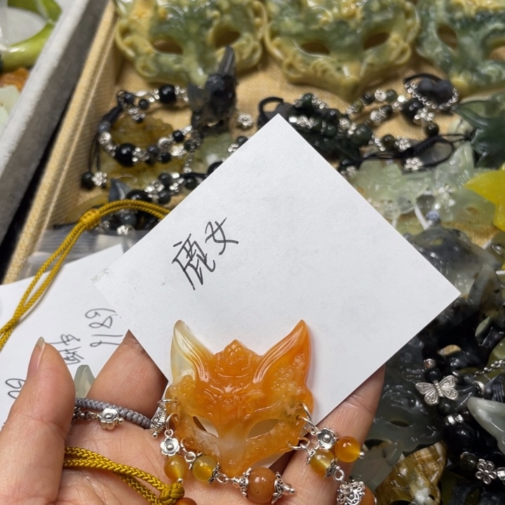 鹿***女蛇纹石玉合金颈饰