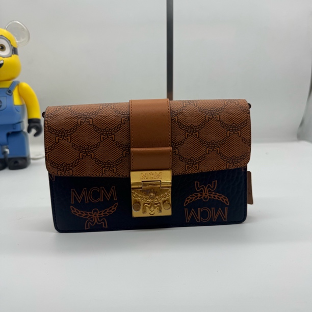 95新 MCM 奢得干邑色小号斜挎包121502