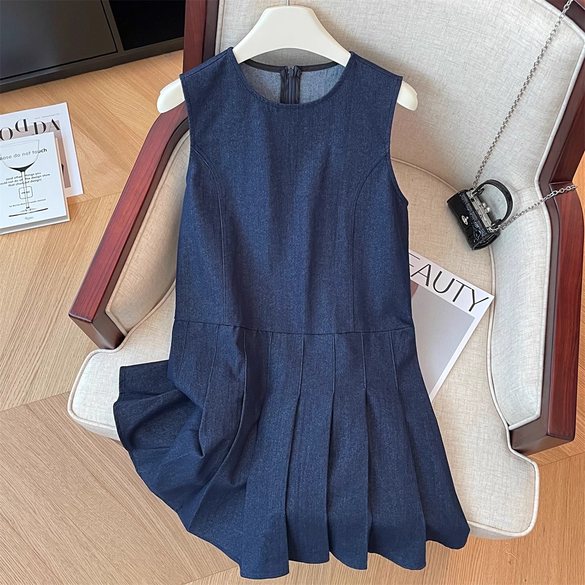 2025夏季韩版甜美深蓝无袖拉链设计连衣裙日常时尚百搭小众百褶裙
