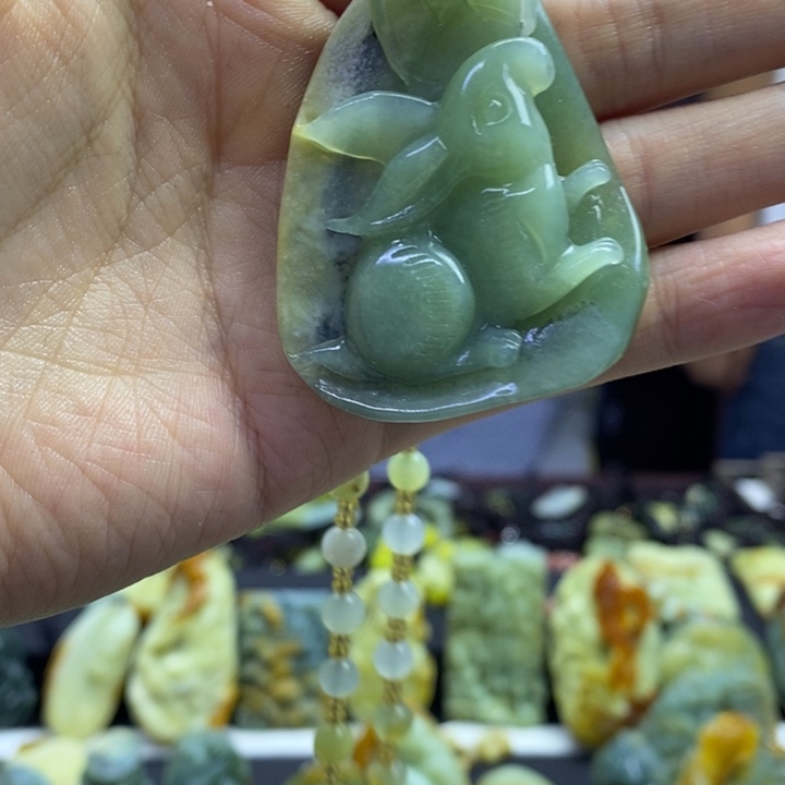 蛇纹石玉未镶嵌颈饰