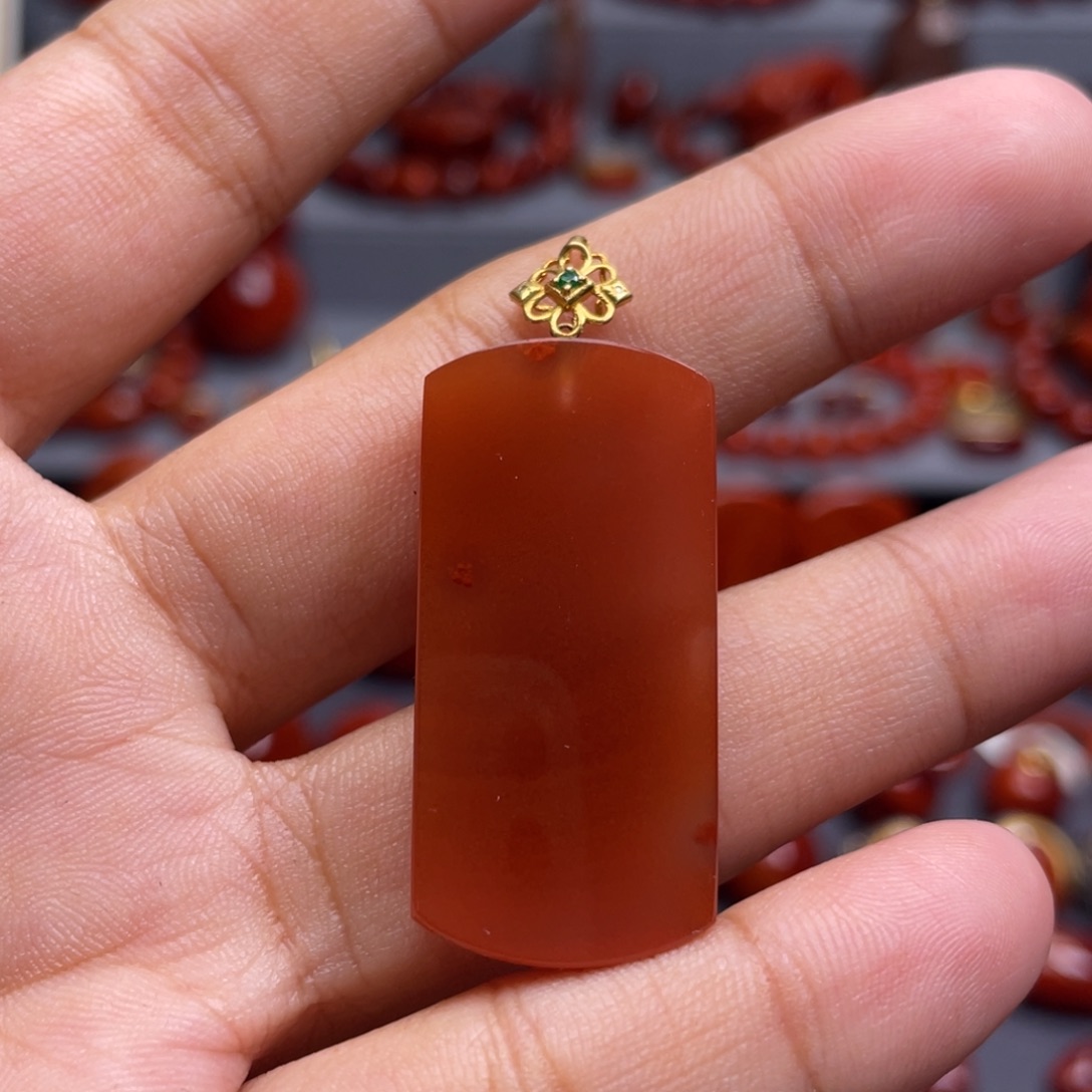 南红玛瑙18K金镶嵌珠宝奇石无事牌吊坠