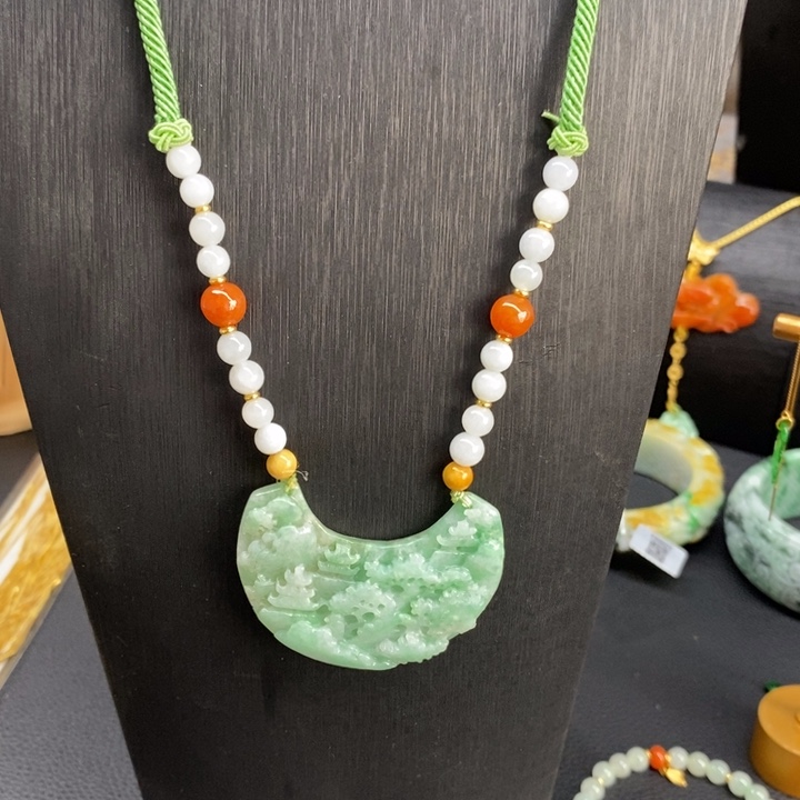 翡翠颈饰未镶嵌吊坠