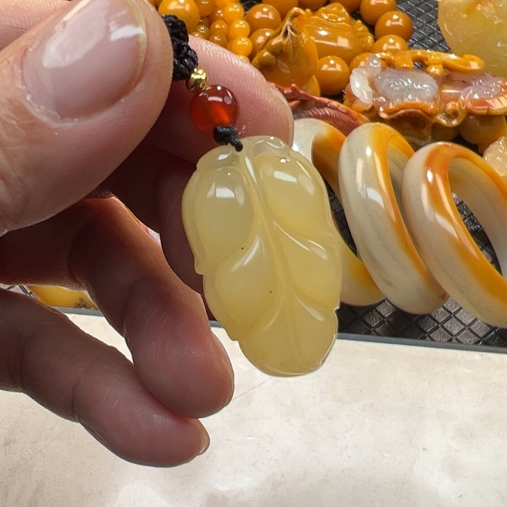 石英质玉（黄龙玉）颈饰未镶嵌