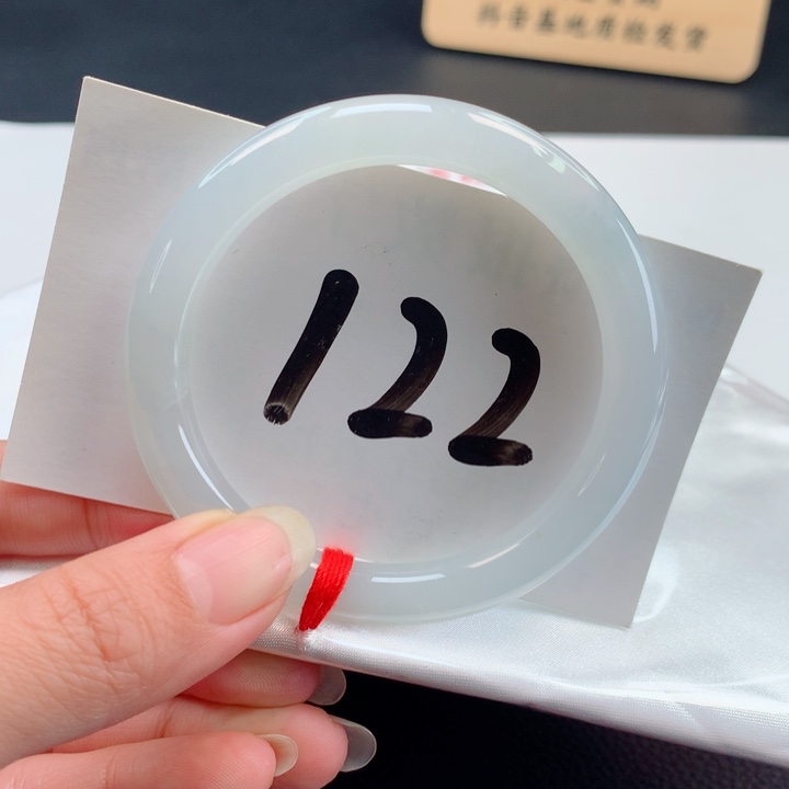 翡翠手镯未镶嵌冰