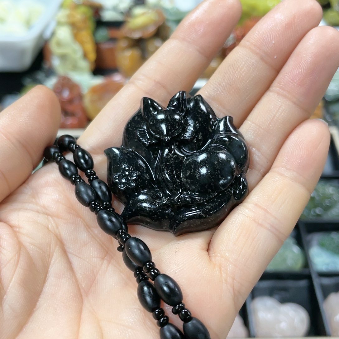 蛇纹石玉颈饰合金