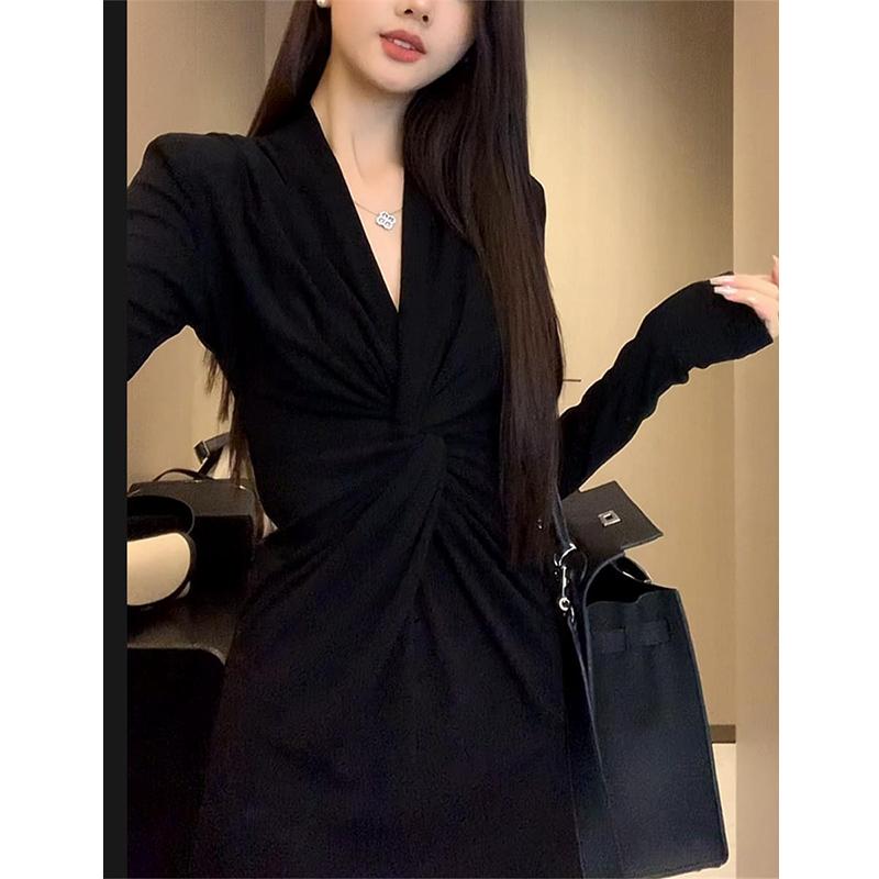 2025黑色设计感深V时尚针织长裙显瘦修身高级感小众长袖连衣裙女