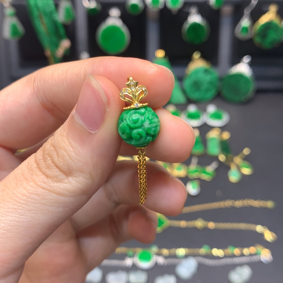 一***光翡翠18K金镶嵌颈饰有纹裂