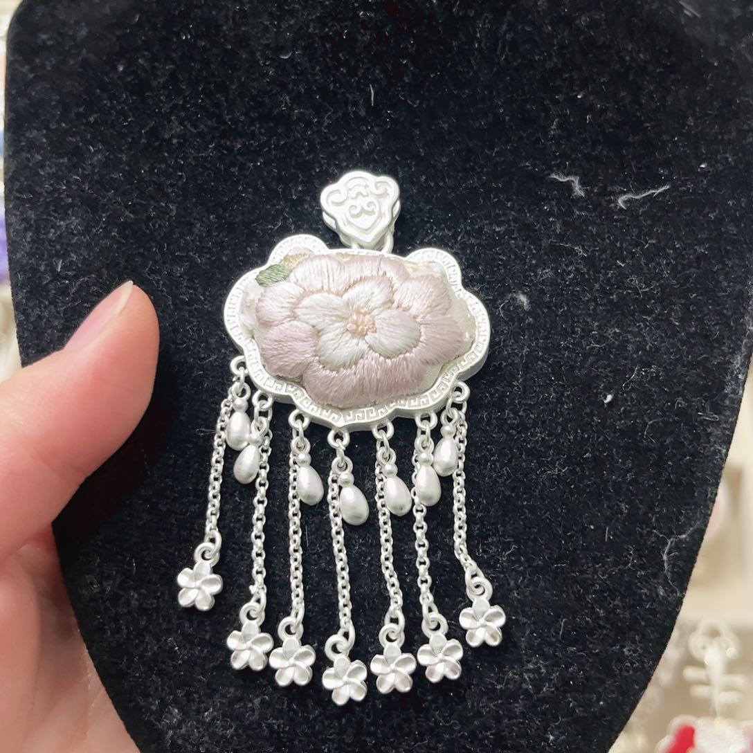 织绣粉色吊坠搭配黑色皮绳
