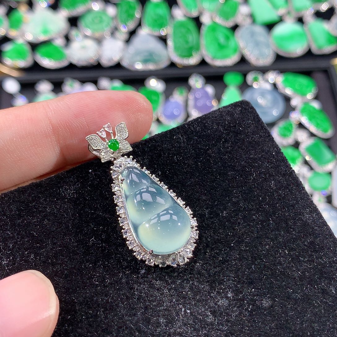 翡翠18K金镶嵌颈饰