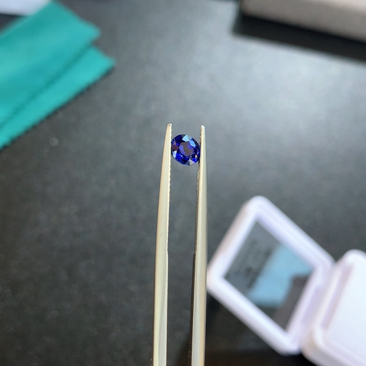 蓝宝石80分皇家蓝14K金镶嵌